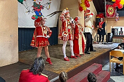 03 Kinders RoteFunken 2026- 02-08 05  Sonntags Tour, 8. Februar - An diesem Sonntagmittag in Gesamtschule Mitte an der Falkstraße starteten wir bei der Kindersitzung des Sonnigen Südens mit Clown „Olli“. Auch dabei Sascha der Zauberer.  Danach dann KIK, Kind im Krankenhaus, mit der Schottenzunft . Wir durften die Kinder ZNA , die Kinderintensiv und zwei weitere Kinderstationen besuchen haben dabei Süßigkeiten und Pins verteilt . Auch durften wir Phillip den jüngsten Ordensträger begrüßen, geboren am 6.2.2026. Zum Schluss war dann noch der Kinderkarneval der Roten Funken im „Haus Kontakt“.