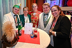 Prinzenem Intercity 2026- 02-10 01  Mal nicht wie immer - Eigentlich ist es Tradition der Roten Funken zu ihrem Prinzenempfang am Mittwoch vor Altweiber zu bitten. Dieses Jahr wurden im IntercityHotel die Tollitätten unvermeidbar einen Tag vorher : DVPJ, Toni I, Kinderprinz Juls I., Juls I., Prinzessin, Aileen I., Prinzessin Aileen I., HDK, Duisburg, Karneval, Helau, Tollität, Event, Session 2025, Session 2026, Hauptausschuss, Gemeinschaft, Hauptausschuss Karneval Duisburg, Duisburg ist echt