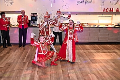 Prinzenem Intercity 2026- 02-10 10  Mal nicht wie immer - Eigentlich ist es Tradition der Roten Funken zu ihrem Prinzenempfang am Mittwoch vor Altweiber zu bitten. Dieses Jahr wurden im IntercityHotel die Tollitätten unvermeidbar einen Tag vorher : DVPJ, Toni I, Kinderprinz Juls I., Juls I., Prinzessin, Aileen I., Prinzessin Aileen I., HDK, Duisburg, Karneval, Helau, Tollität, Event, Session 2025, Session 2026, Hauptausschuss, Gemeinschaft, Hauptausschuss Karneval Duisburg, Duisburg ist echt