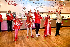 Prinzenem Intercity 2026- 02-10 32  Mal nicht wie immer - Eigentlich ist es Tradition der Roten Funken zu ihrem Prinzenempfang am Mittwoch vor Altweiber zu bitten. Dieses Jahr wurden im IntercityHotel die Tollitätten unvermeidbar einen Tag vorher : DVPJ, Toni I, Kinderprinz Juls I., Juls I., Prinzessin, Aileen I., Prinzessin Aileen I., HDK, Duisburg, Karneval, Helau, Tollität, Event, Session 2025, Session 2026, Hauptausschuss, Gemeinschaft, Hauptausschuss Karneval Duisburg, Duisburg ist echt