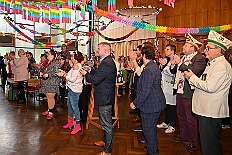 02 EmpfangRathaus 2026- 02-11 13  Mittwochs Tour, 11. Februar - Um 10 Uhr ging es an diesem Tag auf Karnevalsfeier der GGS Tonstraße für uns los. Danach waren dann 2 Termine mit Prinz Toni zusammen, einmal der Rathausempfang in Rheinhausen und das Wiegen bei der DEKRA. Am Nachmittag standen 3 Seniorenkarnevaslfeiern an, bei Casa Mia in Röttgersbach und den Hewag-Zentren Hufstraße und Brauerstraße. Nach dem Kurzbesuch bei den Lebensräumen Duisburg ging es in den Steinhof zum Abend für den Bürger des Jahres. : DVPJ, Toni I, Kinderprinz Juls I., Juls I., Prinzessin, Aileen I., Prinzessin Aileen I., HDK, Duisburg, Karneval, Helau, Tollität, Event, Session 2025, Session 2026, Hauptausschuss, Gemeinschaft, Hauptausschuss Karneval Duisburg, Duisburg ist echt