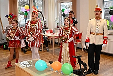 04 CasaMia Seniorkar 2026- 02-11 02  Mittwochs Tour, 11. Februar - Um 10 Uhr ging es an diesem Tag auf Karnevalsfeier der GGS Tonstraße für uns los. Danach waren dann 2 Termine mit Prinz Toni zusammen, einmal der Rathausempfang in Rheinhausen und das Wiegen bei der DEKRA. Am Nachmittag standen 3 Seniorenkarnevaslfeiern an, bei Casa Mia in Röttgersbach und den Hewag-Zentren Hufstraße und Brauerstraße. Nach dem Kurzbesuch bei den Lebensräumen Duisburg ging es in den Steinhof zum Abend für den Bürger des Jahres. : DVPJ, Toni I, Kinderprinz Juls I., Juls I., Prinzessin, Aileen I., Prinzessin Aileen I., HDK, Duisburg, Karneval, Helau, Tollität, Event, Session 2025, Session 2026, Hauptausschuss, Gemeinschaft, Hauptausschuss Karneval Duisburg, Duisburg ist echt