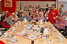 04 CasaMia Seniorkar 2026- 02-11 11  Mittwochs Tour, 11. Februar - Um 10 Uhr ging es an diesem Tag auf Karnevalsfeier der GGS Tonstraße für uns los. Danach waren dann 2 Termine mit Prinz Toni zusammen, einmal der Rathausempfang in Rheinhausen und das Wiegen bei der DEKRA. Am Nachmittag standen 3 Seniorenkarnevaslfeiern an, bei Casa Mia in Röttgersbach und den Hewag-Zentren Hufstraße und Brauerstraße. Nach dem Kurzbesuch bei den Lebensräumen Duisburg ging es in den Steinhof zum Abend für den Bürger des Jahres. : DVPJ, Toni I, Kinderprinz Juls I., Juls I., Prinzessin, Aileen I., Prinzessin Aileen I., HDK, Duisburg, Karneval, Helau, Tollität, Event, Session 2025, Session 2026, Hauptausschuss, Gemeinschaft, Hauptausschuss Karneval Duisburg, Duisburg ist echt