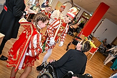 04 CasaMia Seniorkar 2026- 02-11 13  Mittwochs Tour, 11. Februar - Um 10 Uhr ging es an diesem Tag auf Karnevalsfeier der GGS Tonstraße für uns los. Danach waren dann 2 Termine mit Prinz Toni zusammen, einmal der Rathausempfang in Rheinhausen und das Wiegen bei der DEKRA. Am Nachmittag standen 3 Seniorenkarnevaslfeiern an, bei Casa Mia in Röttgersbach und den Hewag-Zentren Hufstraße und Brauerstraße. Nach dem Kurzbesuch bei den Lebensräumen Duisburg ging es in den Steinhof zum Abend für den Bürger des Jahres. : DVPJ, Toni I, Kinderprinz Juls I., Juls I., Prinzessin, Aileen I., Prinzessin Aileen I., HDK, Duisburg, Karneval, Helau, Tollität, Event, Session 2025, Session 2026, Hauptausschuss, Gemeinschaft, Hauptausschuss Karneval Duisburg, Duisburg ist echt