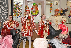 05 SeniKarn HEWAH Hufstrasse 2026- 02-11 05  Mittwochs Tour, 11. Februar - Um 10 Uhr ging es an diesem Tag auf Karnevalsfeier der GGS Tonstraße für uns los. Danach waren dann 2 Termine mit Prinz Toni zusammen, einmal der Rathausempfang in Rheinhausen und das Wiegen bei der DEKRA. Am Nachmittag standen 3 Seniorenkarnevaslfeiern an, bei Casa Mia in Röttgersbach und den Hewag-Zentren Hufstraße und Brauerstraße. Nach dem Kurzbesuch bei den Lebensräumen Duisburg ging es in den Steinhof zum Abend für den Bürger des Jahres. : DVPJ, Toni I, Kinderprinz Juls I., Juls I., Prinzessin, Aileen I., Prinzessin Aileen I., HDK, Duisburg, Karneval, Helau, Tollität, Event, Session 2025, Session 2026, Hauptausschuss, Gemeinschaft, Hauptausschuss Karneval Duisburg, Duisburg ist echt