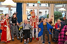 06 SeniKarn HEWAH Brauerstrasse 2026- 02-11 05  Mittwochs Tour, 11. Februar - Um 10 Uhr ging es an diesem Tag auf Karnevalsfeier der GGS Tonstraße für uns los. Danach waren dann 2 Termine mit Prinz Toni zusammen, einmal der Rathausempfang in Rheinhausen und das Wiegen bei der DEKRA. Am Nachmittag standen 3 Seniorenkarnevaslfeiern an, bei Casa Mia in Röttgersbach und den Hewag-Zentren Hufstraße und Brauerstraße. Nach dem Kurzbesuch bei den Lebensräumen Duisburg ging es in den Steinhof zum Abend für den Bürger des Jahres. : DVPJ, Toni I, Kinderprinz Juls I., Juls I., Prinzessin, Aileen I., Prinzessin Aileen I., HDK, Duisburg, Karneval, Helau, Tollität, Event, Session 2025, Session 2026, Hauptausschuss, Gemeinschaft, Hauptausschuss Karneval Duisburg, Duisburg ist echt