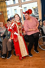 06 SeniKarn HEWAH Brauerstrasse 2026- 02-11 08  Mittwochs Tour, 11. Februar - Um 10 Uhr ging es an diesem Tag auf Karnevalsfeier der GGS Tonstraße für uns los. Danach waren dann 2 Termine mit Prinz Toni zusammen, einmal der Rathausempfang in Rheinhausen und das Wiegen bei der DEKRA. Am Nachmittag standen 3 Seniorenkarnevaslfeiern an, bei Casa Mia in Röttgersbach und den Hewag-Zentren Hufstraße und Brauerstraße. Nach dem Kurzbesuch bei den Lebensräumen Duisburg ging es in den Steinhof zum Abend für den Bürger des Jahres. : DVPJ, Toni I, Kinderprinz Juls I., Juls I., Prinzessin, Aileen I., Prinzessin Aileen I., HDK, Duisburg, Karneval, Helau, Tollität, Event, Session 2025, Session 2026, Hauptausschuss, Gemeinschaft, Hauptausschuss Karneval Duisburg, Duisburg ist echt