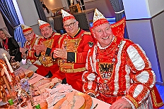 08 HDK Buerger desJahrse 2026- 02-11 11  Mittwochs Tour, 11. Februar - Um 10 Uhr ging es an diesem Tag auf Karnevalsfeier der GGS Tonstraße für uns los. Danach waren dann 2 Termine mit Prinz Toni zusammen, einmal der Rathausempfang in Rheinhausen und das Wiegen bei der DEKRA. Am Nachmittag standen 3 Seniorenkarnevaslfeiern an, bei Casa Mia in Röttgersbach und den Hewag-Zentren Hufstraße und Brauerstraße. Nach dem Kurzbesuch bei den Lebensräumen Duisburg ging es in den Steinhof zum Abend für den Bürger des Jahres. : DVPJ, Toni I, Kinderprinz Juls I., Juls I., Prinzessin, Aileen I., Prinzessin Aileen I., HDK, Duisburg, Karneval, Helau, Tollität, Event, Session 2025, Session 2026, Hauptausschuss, Gemeinschaft, Hauptausschuss Karneval Duisburg, Duisburg ist echt