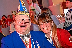 08 HDK Buerger desJahrse 2026- 02-11 12  Mittwochs Tour, 11. Februar - Um 10 Uhr ging es an diesem Tag auf Karnevalsfeier der GGS Tonstraße für uns los. Danach waren dann 2 Termine mit Prinz Toni zusammen, einmal der Rathausempfang in Rheinhausen und das Wiegen bei der DEKRA. Am Nachmittag standen 3 Seniorenkarnevaslfeiern an, bei Casa Mia in Röttgersbach und den Hewag-Zentren Hufstraße und Brauerstraße. Nach dem Kurzbesuch bei den Lebensräumen Duisburg ging es in den Steinhof zum Abend für den Bürger des Jahres. : DVPJ, Toni I, Kinderprinz Juls I., Juls I., Prinzessin, Aileen I., Prinzessin Aileen I., HDK, Duisburg, Karneval, Helau, Tollität, Event, Session 2025, Session 2026, Hauptausschuss, Gemeinschaft, Hauptausschuss Karneval Duisburg, Duisburg ist echt