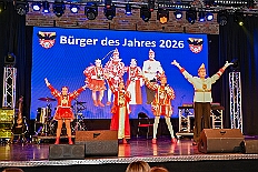 08 HDK Buerger desJahrse 2026- 02-11 13  Mittwochs Tour, 11. Februar - Um 10 Uhr ging es an diesem Tag auf Karnevalsfeier der GGS Tonstraße für uns los. Danach waren dann 2 Termine mit Prinz Toni zusammen, einmal der Rathausempfang in Rheinhausen und das Wiegen bei der DEKRA. Am Nachmittag standen 3 Seniorenkarnevaslfeiern an, bei Casa Mia in Röttgersbach und den Hewag-Zentren Hufstraße und Brauerstraße. Nach dem Kurzbesuch bei den Lebensräumen Duisburg ging es in den Steinhof zum Abend für den Bürger des Jahres. : DVPJ, Toni I, Kinderprinz Juls I., Juls I., Prinzessin, Aileen I., Prinzessin Aileen I., HDK, Duisburg, Karneval, Helau, Tollität, Event, Session 2025, Session 2026, Hauptausschuss, Gemeinschaft, Hauptausschuss Karneval Duisburg, Duisburg ist echt