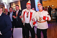 08 HDK Buerger desJahrse 2026- 02-11 22  Mittwochs Tour, 11. Februar - Um 10 Uhr ging es an diesem Tag auf Karnevalsfeier der GGS Tonstraße für uns los. Danach waren dann 2 Termine mit Prinz Toni zusammen, einmal der Rathausempfang in Rheinhausen und das Wiegen bei der DEKRA. Am Nachmittag standen 3 Seniorenkarnevaslfeiern an, bei Casa Mia in Röttgersbach und den Hewag-Zentren Hufstraße und Brauerstraße. Nach dem Kurzbesuch bei den Lebensräumen Duisburg ging es in den Steinhof zum Abend für den Bürger des Jahres. : DVPJ, Toni I, Kinderprinz Juls I., Juls I., Prinzessin, Aileen I., Prinzessin Aileen I., HDK, Duisburg, Karneval, Helau, Tollität, Event, Session 2025, Session 2026, Hauptausschuss, Gemeinschaft, Hauptausschuss Karneval Duisburg, Duisburg ist echt