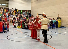 01 GGS Habischtstr 2026- 02-12 01  Weiberfastnachts Tour, 11. Februar - Schon um 9 Uhr begann dieser ereignisreicher Tag für uns mit der Karnevalsfeier in der GGS Habichtstraße. Im HDK Festzelt wurden wir danach fanatisch gefeiert. Weiter ging es dann zu Hargreaves und ins LANUV zur der Firmenfeiern. Zwischendurch seine Seniorenfeier der AWO Karl-Jarres-Straße. Im Ratskeller feiern die Nordvereine Altweiber. In Folge fahren wir nach Laar, einmal zum Familienkarneval der KG Rot-Gold und die KFD feier im St. Ewald. Der vorletzte Auftritt dann die Altweibersitzung bei der Ehrengarde bevor es zum erneuten Heimspiel  zur Altweiber-Party in den Heimathafen geht.