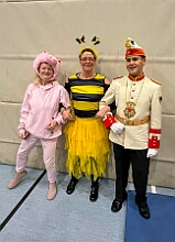 01 GGS Habischtstr 2026- 02-12 03  Weiberfastnachts Tour, 11. Februar - Schon um 9 Uhr begann dieser ereignisreicher Tag für uns mit der Karnevalsfeier in der GGS Habichtstraße. Im HDK Festzelt wurden wir danach fanatisch gefeiert. Weiter ging es dann zu Hargreaves und ins LANUV zur der Firmenfeiern. Zwischendurch seine Seniorenfeier der AWO Karl-Jarres-Straße. Im Ratskeller feiern die Nordvereine Altweiber. In Folge fahren wir nach Laar, einmal zum Familienkarneval der KG Rot-Gold und die KFD feier im St. Ewald. Der vorletzte Auftritt dann die Altweibersitzung bei der Ehrengarde bevor es zum erneuten Heimspiel  zur Altweiber-Party in den Heimathafen geht.