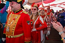 02 HDK Festzelt 2026- 02-12 02  Weiberfastnachts Tour, 11. Februar - Schon um 9 Uhr begann dieser ereignisreicher Tag für uns mit der Karnevalsfeier in der GGS Habichtstraße. Im HDK Festzelt wurden wir danach fanatisch gefeiert. Weiter ging es dann zu Hargreaves und ins LANUV zur der Firmenfeiern. Zwischendurch seine Seniorenfeier der AWO Karl-Jarres-Straße. Im Ratskeller feiern die Nordvereine Altweiber. In Folge fahren wir nach Laar, einmal zum Familienkarneval der KG Rot-Gold und die KFD feier im St. Ewald. Der vorletzte Auftritt dann die Altweibersitzung bei der Ehrengarde bevor es zum erneuten Heimspiel  zur Altweiber-Party in den Heimathafen geht. : DVPJ, Toni I, Kinderprinz Juls I., Juls I., Prinzessin, Aileen I., Prinzessin Aileen I., HDK, Duisburg, Karneval, Helau, Tollität, Event, Session 2025, Session 2026, Hauptausschuss, Gemeinschaft, Hauptausschuss Karneval Duisburg, Duisburg ist echt