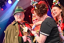 02 HDK Festzelt 2026- 02-12 05  Weiberfastnachts Tour, 11. Februar - Schon um 9 Uhr begann dieser ereignisreicher Tag für uns mit der Karnevalsfeier in der GGS Habichtstraße. Im HDK Festzelt wurden wir danach fanatisch gefeiert. Weiter ging es dann zu Hargreaves und ins LANUV zur der Firmenfeiern. Zwischendurch seine Seniorenfeier der AWO Karl-Jarres-Straße. Im Ratskeller feiern die Nordvereine Altweiber. In Folge fahren wir nach Laar, einmal zum Familienkarneval der KG Rot-Gold und die KFD feier im St. Ewald. Der vorletzte Auftritt dann die Altweibersitzung bei der Ehrengarde bevor es zum erneuten Heimspiel  zur Altweiber-Party in den Heimathafen geht. : DVPJ, Toni I, Kinderprinz Juls I., Juls I., Prinzessin, Aileen I., Prinzessin Aileen I., HDK, Duisburg, Karneval, Helau, Tollität, Event, Session 2025, Session 2026, Hauptausschuss, Gemeinschaft, Hauptausschuss Karneval Duisburg, Duisburg ist echt