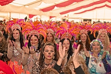 02 HDK Festzelt 2026- 02-12 06  Weiberfastnachts Tour, 11. Februar - Schon um 9 Uhr begann dieser ereignisreicher Tag für uns mit der Karnevalsfeier in der GGS Habichtstraße. Im HDK Festzelt wurden wir danach fanatisch gefeiert. Weiter ging es dann zu Hargreaves und ins LANUV zur der Firmenfeiern. Zwischendurch seine Seniorenfeier der AWO Karl-Jarres-Straße. Im Ratskeller feiern die Nordvereine Altweiber. In Folge fahren wir nach Laar, einmal zum Familienkarneval der KG Rot-Gold und die KFD feier im St. Ewald. Der vorletzte Auftritt dann die Altweibersitzung bei der Ehrengarde bevor es zum erneuten Heimspiel  zur Altweiber-Party in den Heimathafen geht. : DVPJ, Toni I, Kinderprinz Juls I., Juls I., Prinzessin, Aileen I., Prinzessin Aileen I., HDK, Duisburg, Karneval, Helau, Tollität, Event, Session 2025, Session 2026, Hauptausschuss, Gemeinschaft, Hauptausschuss Karneval Duisburg, Duisburg ist echt