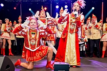 02 HDK Festzelt 2026- 02-12 07  Weiberfastnachts Tour, 11. Februar - Schon um 9 Uhr begann dieser ereignisreicher Tag für uns mit der Karnevalsfeier in der GGS Habichtstraße. Im HDK Festzelt wurden wir danach fanatisch gefeiert. Weiter ging es dann zu Hargreaves und ins LANUV zur der Firmenfeiern. Zwischendurch seine Seniorenfeier der AWO Karl-Jarres-Straße. Im Ratskeller feiern die Nordvereine Altweiber. In Folge fahren wir nach Laar, einmal zum Familienkarneval der KG Rot-Gold und die KFD feier im St. Ewald. Der vorletzte Auftritt dann die Altweibersitzung bei der Ehrengarde bevor es zum erneuten Heimspiel  zur Altweiber-Party in den Heimathafen geht. : DVPJ, Toni I, Kinderprinz Juls I., Juls I., Prinzessin, Aileen I., Prinzessin Aileen I., HDK, Duisburg, Karneval, Helau, Tollität, Event, Session 2025, Session 2026, Hauptausschuss, Gemeinschaft, Hauptausschuss Karneval Duisburg, Duisburg ist echt