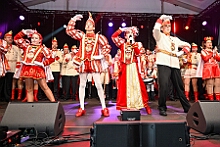 02 HDK Festzelt 2026- 02-12 08  Weiberfastnachts Tour, 11. Februar - Schon um 9 Uhr begann dieser ereignisreicher Tag für uns mit der Karnevalsfeier in der GGS Habichtstraße. Im HDK Festzelt wurden wir danach fanatisch gefeiert. Weiter ging es dann zu Hargreaves und ins LANUV zur der Firmenfeiern. Zwischendurch seine Seniorenfeier der AWO Karl-Jarres-Straße. Im Ratskeller feiern die Nordvereine Altweiber. In Folge fahren wir nach Laar, einmal zum Familienkarneval der KG Rot-Gold und die KFD feier im St. Ewald. Der vorletzte Auftritt dann die Altweibersitzung bei der Ehrengarde bevor es zum erneuten Heimspiel  zur Altweiber-Party in den Heimathafen geht. : DVPJ, Toni I, Kinderprinz Juls I., Juls I., Prinzessin, Aileen I., Prinzessin Aileen I., HDK, Duisburg, Karneval, Helau, Tollität, Event, Session 2025, Session 2026, Hauptausschuss, Gemeinschaft, Hauptausschuss Karneval Duisburg, Duisburg ist echt