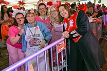 02 HDK Festzelt 2026- 02-12 13  Weiberfastnachts Tour, 11. Februar - Schon um 9 Uhr begann dieser ereignisreicher Tag für uns mit der Karnevalsfeier in der GGS Habichtstraße. Im HDK Festzelt wurden wir danach fanatisch gefeiert. Weiter ging es dann zu Hargreaves und ins LANUV zur der Firmenfeiern. Zwischendurch seine Seniorenfeier der AWO Karl-Jarres-Straße. Im Ratskeller feiern die Nordvereine Altweiber. In Folge fahren wir nach Laar, einmal zum Familienkarneval der KG Rot-Gold und die KFD feier im St. Ewald. Der vorletzte Auftritt dann die Altweibersitzung bei der Ehrengarde bevor es zum erneuten Heimspiel  zur Altweiber-Party in den Heimathafen geht. : DVPJ, Toni I, Kinderprinz Juls I., Juls I., Prinzessin, Aileen I., Prinzessin Aileen I., HDK, Duisburg, Karneval, Helau, Tollität, Event, Session 2025, Session 2026, Hauptausschuss, Gemeinschaft, Hauptausschuss Karneval Duisburg, Duisburg ist echt