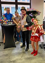 03 Firmenk Hargreaves 2026- 02-12 03  Weiberfastnachts Tour, 11. Februar - Schon um 9 Uhr begann dieser ereignisreicher Tag für uns mit der Karnevalsfeier in der GGS Habichtstraße. Im HDK Festzelt wurden wir danach fanatisch gefeiert. Weiter ging es dann zu Hargreaves und ins LANUV zur der Firmenfeiern. Zwischendurch seine Seniorenfeier der AWO Karl-Jarres-Straße. Im Ratskeller feiern die Nordvereine Altweiber. In Folge fahren wir nach Laar, einmal zum Familienkarneval der KG Rot-Gold und die KFD feier im St. Ewald. Der vorletzte Auftritt dann die Altweibersitzung bei der Ehrengarde bevor es zum erneuten Heimspiel  zur Altweiber-Party in den Heimathafen geht.