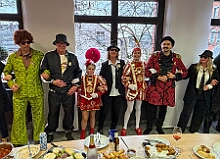 03 Firmenk Hargreaves 2026- 02-12 07  Weiberfastnachts Tour, 11. Februar - Schon um 9 Uhr begann dieser ereignisreicher Tag für uns mit der Karnevalsfeier in der GGS Habichtstraße. Im HDK Festzelt wurden wir danach fanatisch gefeiert. Weiter ging es dann zu Hargreaves und ins LANUV zur der Firmenfeiern. Zwischendurch seine Seniorenfeier der AWO Karl-Jarres-Straße. Im Ratskeller feiern die Nordvereine Altweiber. In Folge fahren wir nach Laar, einmal zum Familienkarneval der KG Rot-Gold und die KFD feier im St. Ewald. Der vorletzte Auftritt dann die Altweibersitzung bei der Ehrengarde bevor es zum erneuten Heimspiel  zur Altweiber-Party in den Heimathafen geht.