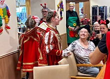 05 Seniorenkar AWO 2026- 02-12 04  Weiberfastnachts Tour, 11. Februar - Schon um 9 Uhr begann dieser ereignisreicher Tag für uns mit der Karnevalsfeier in der GGS Habichtstraße. Im HDK Festzelt wurden wir danach fanatisch gefeiert. Weiter ging es dann zu Hargreaves und ins LANUV zur der Firmenfeiern. Zwischendurch seine Seniorenfeier der AWO Karl-Jarres-Straße. Im Ratskeller feiern die Nordvereine Altweiber. In Folge fahren wir nach Laar, einmal zum Familienkarneval der KG Rot-Gold und die KFD feier im St. Ewald. Der vorletzte Auftritt dann die Altweibersitzung bei der Ehrengarde bevor es zum erneuten Heimspiel  zur Altweiber-Party in den Heimathafen geht.