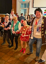 06 Altew Nordvereine 2026- 02-12 05  Weiberfastnachts Tour, 11. Februar - Schon um 9 Uhr begann dieser ereignisreicher Tag für uns mit der Karnevalsfeier in der GGS Habichtstraße. Im HDK Festzelt wurden wir danach fanatisch gefeiert. Weiter ging es dann zu Hargreaves und ins LANUV zur der Firmenfeiern. Zwischendurch seine Seniorenfeier der AWO Karl-Jarres-Straße. Im Ratskeller feiern die Nordvereine Altweiber. In Folge fahren wir nach Laar, einmal zum Familienkarneval der KG Rot-Gold und die KFD feier im St. Ewald. Der vorletzte Auftritt dann die Altweibersitzung bei der Ehrengarde bevor es zum erneuten Heimspiel  zur Altweiber-Party in den Heimathafen geht.