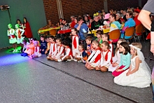 07 Familienk RG Laar 2026- 02-12 09  Weiberfastnachts Tour, 11. Februar - Schon um 9 Uhr begann dieser ereignisreicher Tag für uns mit der Karnevalsfeier in der GGS Habichtstraße. Im HDK Festzelt wurden wir danach fanatisch gefeiert. Weiter ging es dann zu Hargreaves und ins LANUV zur der Firmenfeiern. Zwischendurch seine Seniorenfeier der AWO Karl-Jarres-Straße. Im Ratskeller feiern die Nordvereine Altweiber. In Folge fahren wir nach Laar, einmal zum Familienkarneval der KG Rot-Gold und die KFD feier im St. Ewald. Der vorletzte Auftritt dann die Altweibersitzung bei der Ehrengarde bevor es zum erneuten Heimspiel  zur Altweiber-Party in den Heimathafen geht. : DVPJ, Toni I, Kinderprinz Juls I., Juls I., Prinzessin, Aileen I., Prinzessin Aileen I., HDK, Duisburg, Karneval, Helau, Tollität, Event, Session 2025, Session 2026, Hauptausschuss, Gemeinschaft, Hauptausschuss Karneval Duisburg, Duisburg ist echt