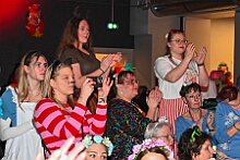 09 AltweibEhrengarde 2026- 02-12 09  Weiberfastnachts Tour, 11. Februar - Schon um 9 Uhr begann dieser ereignisreicher Tag für uns mit der Karnevalsfeier in der GGS Habichtstraße. Im HDK Festzelt wurden wir danach fanatisch gefeiert. Weiter ging es dann zu Hargreaves und ins LANUV zur der Firmenfeiern. Zwischendurch seine Seniorenfeier der AWO Karl-Jarres-Straße. Im Ratskeller feiern die Nordvereine Altweiber. In Folge fahren wir nach Laar, einmal zum Familienkarneval der KG Rot-Gold und die KFD feier im St. Ewald. Der vorletzte Auftritt dann die Altweibersitzung bei der Ehrengarde bevor es zum erneuten Heimspiel  zur Altweiber-Party in den Heimathafen geht. : DVPJ, Toni I, Kinderprinz Juls I., Juls I., Prinzessin, Aileen I., Prinzessin Aileen I., HDK, Duisburg, Karneval, Helau, Tollität, Event, Session 2025, Session 2026, Hauptausschuss, Gemeinschaft, Hauptausschuss Karneval Duisburg, Duisburg ist echt