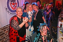 09 AltweibEhrengarde 2026- 02-12 13  Weiberfastnachts Tour, 11. Februar - Schon um 9 Uhr begann dieser ereignisreicher Tag für uns mit der Karnevalsfeier in der GGS Habichtstraße. Im HDK Festzelt wurden wir danach fanatisch gefeiert. Weiter ging es dann zu Hargreaves und ins LANUV zur der Firmenfeiern. Zwischendurch seine Seniorenfeier der AWO Karl-Jarres-Straße. Im Ratskeller feiern die Nordvereine Altweiber. In Folge fahren wir nach Laar, einmal zum Familienkarneval der KG Rot-Gold und die KFD feier im St. Ewald. Der vorletzte Auftritt dann die Altweibersitzung bei der Ehrengarde bevor es zum erneuten Heimspiel  zur Altweiber-Party in den Heimathafen geht. : DVPJ, Toni I, Kinderprinz Juls I., Juls I., Prinzessin, Aileen I., Prinzessin Aileen I., HDK, Duisburg, Karneval, Helau, Tollität, Event, Session 2025, Session 2026, Hauptausschuss, Gemeinschaft, Hauptausschuss Karneval Duisburg, Duisburg ist echt