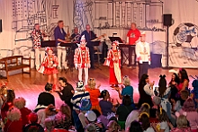 10 Altweib AMaB 2026- 02-12 09  Weiberfastnachts Tour, 11. Februar - Schon um 9 Uhr begann dieser ereignisreicher Tag für uns mit der Karnevalsfeier in der GGS Habichtstraße. Im HDK Festzelt wurden wir danach fanatisch gefeiert. Weiter ging es dann zu Hargreaves und ins LANUV zur der Firmenfeiern. Zwischendurch seine Seniorenfeier der AWO Karl-Jarres-Straße. Im Ratskeller feiern die Nordvereine Altweiber. In Folge fahren wir nach Laar, einmal zum Familienkarneval der KG Rot-Gold und die KFD feier im St. Ewald. Der vorletzte Auftritt dann die Altweibersitzung bei der Ehrengarde bevor es zum erneuten Heimspiel  zur Altweiber-Party in den Heimathafen geht. : DVPJ, Toni I, Kinderprinz Juls I., Juls I., Prinzessin, Aileen I., Prinzessin Aileen I., HDK, Duisburg, Karneval, Helau, Tollität, Event, Session 2025, Session 2026, Hauptausschuss, Gemeinschaft, Hauptausschuss Karneval Duisburg, Duisburg ist echt