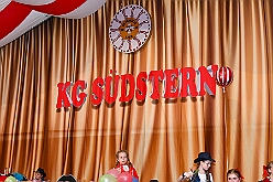 01 Kinderka KG Suedstern 2026-02-13 01  Kinderkarneval und Kostümfest   Der Karnevalsfreitag und seine Traditionen. Zuerst waren im Sermer Festzelt auf dem Kasselle-Pitter-Platz zum dortigen Kinderkarneval. Am frühen Abend hatte dann noch der SZ der Prinzengarde in der Gaststätte „Zum Treffpunkt“ zum Kostümfest eingeladen. : DVPJ, Toni I, Kinderprinz Juls I., Juls I., Prinzessin, Aileen I., Prinzessin Aileen I., HDK, Duisburg, Karneval, Helau, Tollität, Event, Session 2025, Session 2026, Hauptausschuss, Gemeinschaft, Hauptausschuss Karneval Duisburg, Duisburg ist echt