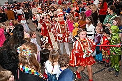01 Kinderka KG Suedstern 2026-02-13 03  Kinderkarneval und Kostümfest   Der Karnevalsfreitag und seine Traditionen. Zuerst waren im Sermer Festzelt auf dem Kasselle-Pitter-Platz zum dortigen Kinderkarneval. Am frühen Abend hatte dann noch der SZ der Prinzengarde in der Gaststätte „Zum Treffpunkt“ zum Kostümfest eingeladen. : DVPJ, Toni I, Kinderprinz Juls I., Juls I., Prinzessin, Aileen I., Prinzessin Aileen I., HDK, Duisburg, Karneval, Helau, Tollität, Event, Session 2025, Session 2026, Hauptausschuss, Gemeinschaft, Hauptausschuss Karneval Duisburg, Duisburg ist echt