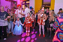 02 Kostuemfest SZ  Prinzgrd 2026-02-13 12  Kinderkarneval und Kostümfest   Der Karnevalsfreitag und seine Traditionen. Zuerst waren im Sermer Festzelt auf dem Kasselle-Pitter-Platz zum dortigen Kinderkarneval. Am frühen Abend hatte dann noch der SZ der Prinzengarde in der Gaststätte „Zum Treffpunkt“ zum Kostümfest eingeladen. : DVPJ, Toni I, Kinderprinz Juls I., Juls I., Prinzessin, Aileen I., Prinzessin Aileen I., HDK, Duisburg, Karneval, Helau, Tollität, Event, Session 2025, Session 2026, Hauptausschuss, Gemeinschaft, Hauptausschuss Karneval Duisburg, Duisburg ist echt