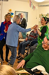 01 Seniorenk CURATA DIN 2026- 02-14 03  Samstags Tour, 14. Februar - Nach dem Kinderkarnevalszug hatten wir an diesem Samstag noch 3 Termine. Zuerst waren wir zum Seniorenkarneval im CURATA Haus in Dinslaken Hiesfeld. Am Abend ging es zum letzten Mal bei unseren » Blauen Jungs « auf die Bühne. Und auch zum letzten Mal hieß es Helau bei der KG Rot-Gold Laar. : DVPJ, Toni I, Kinderprinz Juls I., Juls I., Prinzessin, Aileen I., Prinzessin Aileen I., HDK, Duisburg, Karneval, Helau, Tollität, Event, Session 2025, Session 2026, Hauptausschuss, Gemeinschaft, Hauptausschuss Karneval Duisburg, Duisburg ist echt