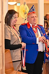 01 Seniorenk CURATA DIN 2026- 02-14 08  Samstags Tour, 14. Februar - Nach dem Kinderkarnevalszug hatten wir an diesem Samstag noch 3 Termine. Zuerst waren wir zum Seniorenkarneval im CURATA Haus in Dinslaken Hiesfeld. Am Abend ging es zum letzten Mal bei unseren » Blauen Jungs « auf die Bühne. Und auch zum letzten Mal hieß es Helau bei der KG Rot-Gold Laar. : DVPJ, Toni I, Kinderprinz Juls I., Juls I., Prinzessin, Aileen I., Prinzessin Aileen I., HDK, Duisburg, Karneval, Helau, Tollität, Event, Session 2025, Session 2026, Hauptausschuss, Gemeinschaft, Hauptausschuss Karneval Duisburg, Duisburg ist echt