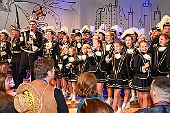 02 Bordfest AMaB 2026- 02-14 03  Samstags Tour, 14. Februar - Nach dem Kinderkarnevalszug hatten wir an diesem Samstag noch 3 Termine. Zuerst waren wir zum Seniorenkarneval im CURATA Haus in Dinslaken Hiesfeld. Am Abend ging es zum letzten Mal bei unseren » Blauen Jungs « auf die Bühne. Und auch zum letzten Mal hieß es Helau bei der KG Rot-Gold Laar. : DVPJ, Toni I, Kinderprinz Juls I., Juls I., Prinzessin, Aileen I., Prinzessin Aileen I., HDK, Duisburg, Karneval, Helau, Tollität, Event, Session 2025, Session 2026, Hauptausschuss, Gemeinschaft, Hauptausschuss Karneval Duisburg, Duisburg ist echt