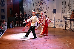 02 Bordfest AMaB 2026- 02-14 09  Samstags Tour, 14. Februar - Nach dem Kinderkarnevalszug hatten wir an diesem Samstag noch 3 Termine. Zuerst waren wir zum Seniorenkarneval im CURATA Haus in Dinslaken Hiesfeld. Am Abend ging es zum letzten Mal bei unseren » Blauen Jungs « auf die Bühne. Und auch zum letzten Mal hieß es Helau bei der KG Rot-Gold Laar. : DVPJ, Toni I, Kinderprinz Juls I., Juls I., Prinzessin, Aileen I., Prinzessin Aileen I., HDK, Duisburg, Karneval, Helau, Tollität, Event, Session 2025, Session 2026, Hauptausschuss, Gemeinschaft, Hauptausschuss Karneval Duisburg, Duisburg ist echt