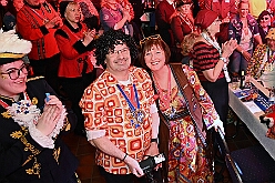 02 Bordfest AMaB 2026- 02-14 11  Samstags Tour, 14. Februar - Nach dem Kinderkarnevalszug hatten wir an diesem Samstag noch 3 Termine. Zuerst waren wir zum Seniorenkarneval im CURATA Haus in Dinslaken Hiesfeld. Am Abend ging es zum letzten Mal bei unseren » Blauen Jungs « auf die Bühne. Und auch zum letzten Mal hieß es Helau bei der KG Rot-Gold Laar. : DVPJ, Toni I, Kinderprinz Juls I., Juls I., Prinzessin, Aileen I., Prinzessin Aileen I., HDK, Duisburg, Karneval, Helau, Tollität, Event, Session 2025, Session 2026, Hauptausschuss, Gemeinschaft, Hauptausschuss Karneval Duisburg, Duisburg ist echt