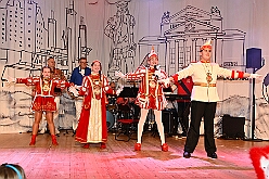 02 Bordfest AMaB 2026- 02-14 19  Samstags Tour, 14. Februar - Nach dem Kinderkarnevalszug hatten wir an diesem Samstag noch 3 Termine. Zuerst waren wir zum Seniorenkarneval im CURATA Haus in Dinslaken Hiesfeld. Am Abend ging es zum letzten Mal bei unseren » Blauen Jungs « auf die Bühne. Und auch zum letzten Mal hieß es Helau bei der KG Rot-Gold Laar. : DVPJ, Toni I, Kinderprinz Juls I., Juls I., Prinzessin, Aileen I., Prinzessin Aileen I., HDK, Duisburg, Karneval, Helau, Tollität, Event, Session 2025, Session 2026, Hauptausschuss, Gemeinschaft, Hauptausschuss Karneval Duisburg, Duisburg ist echt