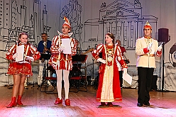 02 Bordfest AMaB 2026- 02-14 22  Samstags Tour, 14. Februar - Nach dem Kinderkarnevalszug hatten wir an diesem Samstag noch 3 Termine. Zuerst waren wir zum Seniorenkarneval im CURATA Haus in Dinslaken Hiesfeld. Am Abend ging es zum letzten Mal bei unseren » Blauen Jungs « auf die Bühne. Und auch zum letzten Mal hieß es Helau bei der KG Rot-Gold Laar. : DVPJ, Toni I, Kinderprinz Juls I., Juls I., Prinzessin, Aileen I., Prinzessin Aileen I., HDK, Duisburg, Karneval, Helau, Tollität, Event, Session 2025, Session 2026, Hauptausschuss, Gemeinschaft, Hauptausschuss Karneval Duisburg, Duisburg ist echt