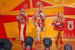 03 Prunks RG Laar 2026- 02-14 02  Samstags Tour, 14. Februar - Nach dem Kinderkarnevalszug hatten wir an diesem Samstag noch 3 Termine. Zuerst waren wir zum Seniorenkarneval im CURATA Haus in Dinslaken Hiesfeld. Am Abend ging es zum letzten Mal bei unseren » Blauen Jungs « auf die Bühne. Und auch zum letzten Mal hieß es Helau bei der KG Rot-Gold Laar. : DVPJ, Toni I, Kinderprinz Juls I., Juls I., Prinzessin, Aileen I., Prinzessin Aileen I., HDK, Duisburg, Karneval, Helau, Tollität, Event, Session 2025, Session 2026, Hauptausschuss, Gemeinschaft, Hauptausschuss Karneval Duisburg, Duisburg ist echt