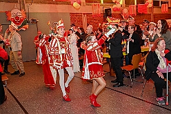 03 Prunks RG Laar 2026- 02-14 18  Samstags Tour, 14. Februar - Nach dem Kinderkarnevalszug hatten wir an diesem Samstag noch 3 Termine. Zuerst waren wir zum Seniorenkarneval im CURATA Haus in Dinslaken Hiesfeld. Am Abend ging es zum letzten Mal bei unseren » Blauen Jungs « auf die Bühne. Und auch zum letzten Mal hieß es Helau bei der KG Rot-Gold Laar. : DVPJ, Toni I, Kinderprinz Juls I., Juls I., Prinzessin, Aileen I., Prinzessin Aileen I., HDK, Duisburg, Karneval, Helau, Tollität, Event, Session 2025, Session 2026, Hauptausschuss, Gemeinschaft, Hauptausschuss Karneval Duisburg, Duisburg ist echt