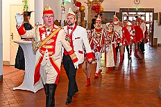 02 Prinzenfrueh Rafthaus 2026- 02-16 09  Rosenmontag 2026 - Es war eigentlich ein toller Tag, wenn nur das Wetter mitgespielt hätte. Beim Wecken von Prinz Toni I. vor dem WYNDHAM Hotel Duisburger Hof war es schon recht ungemütlich. Danach dann ein paar warme Stunden in unserem Rat, beim Prinzenwecken mit OB Sören Link. Pünktlich zum Start des Rosenmontagszugs geht es los mit dem Regen, bis auf kurze Momente hielt er an bis zum Ende des Zuges. Nachdem sich Alle im König Pilsener Festzelt auf gewärmt hatten, kamen auf der Bühne die Verabschiedung von uns, der Kinderprinzencrew 2026, und Prinz Toni I. : DVPJ, Toni I, Kinderprinz Juls I., Juls I., Prinzessin, Aileen I., Prinzessin Aileen I., HDK, Duisburg, Karneval, Helau, Tollität, Event, Session 2025, Session 2026, Hauptausschuss, Gemeinschaft, Hauptausschuss Karneval Duisburg, Duisburg ist echt