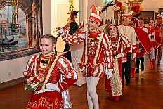 02 Prinzenfrueh Rafthaus 2026- 02-16 10  Rosenmontag 2026 - Es war eigentlich ein toller Tag, wenn nur das Wetter mitgespielt hätte. Beim Wecken von Prinz Toni I. vor dem WYNDHAM Hotel Duisburger Hof war es schon recht ungemütlich. Danach dann ein paar warme Stunden in unserem Rat, beim Prinzenwecken mit OB Sören Link. Pünktlich zum Start des Rosenmontagszugs geht es los mit dem Regen, bis auf kurze Momente hielt er an bis zum Ende des Zuges. Nachdem sich Alle im König Pilsener Festzelt auf gewärmt hatten, kamen auf der Bühne die Verabschiedung von uns, der Kinderprinzencrew 2026, und Prinz Toni I. : DVPJ, Toni I, Kinderprinz Juls I., Juls I., Prinzessin, Aileen I., Prinzessin Aileen I., HDK, Duisburg, Karneval, Helau, Tollität, Event, Session 2025, Session 2026, Hauptausschuss, Gemeinschaft, Hauptausschuss Karneval Duisburg, Duisburg ist echt