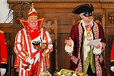 02 Prinzenfrueh Rafthaus 2026- 02-16 12  Rosenmontag 2026 - Es war eigentlich ein toller Tag, wenn nur das Wetter mitgespielt hätte. Beim Wecken von Prinz Toni I. vor dem WYNDHAM Hotel Duisburger Hof war es schon recht ungemütlich. Danach dann ein paar warme Stunden in unserem Rat, beim Prinzenwecken mit OB Sören Link. Pünktlich zum Start des Rosenmontagszugs geht es los mit dem Regen, bis auf kurze Momente hielt er an bis zum Ende des Zuges. Nachdem sich Alle im König Pilsener Festzelt auf gewärmt hatten, kamen auf der Bühne die Verabschiedung von uns, der Kinderprinzencrew 2026, und Prinz Toni I. : DVPJ, Toni I, Kinderprinz Juls I., Juls I., Prinzessin, Aileen I., Prinzessin Aileen I., HDK, Duisburg, Karneval, Helau, Tollität, Event, Session 2025, Session 2026, Hauptausschuss, Gemeinschaft, Hauptausschuss Karneval Duisburg, Duisburg ist echt