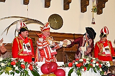 02 Prinzenfrueh Rafthaus 2026- 02-16 14  Rosenmontag 2026 - Es war eigentlich ein toller Tag, wenn nur das Wetter mitgespielt hätte. Beim Wecken von Prinz Toni I. vor dem WYNDHAM Hotel Duisburger Hof war es schon recht ungemütlich. Danach dann ein paar warme Stunden in unserem Rat, beim Prinzenwecken mit OB Sören Link. Pünktlich zum Start des Rosenmontagszugs geht es los mit dem Regen, bis auf kurze Momente hielt er an bis zum Ende des Zuges. Nachdem sich Alle im König Pilsener Festzelt auf gewärmt hatten, kamen auf der Bühne die Verabschiedung von uns, der Kinderprinzencrew 2026, und Prinz Toni I. : DVPJ, Toni I, Kinderprinz Juls I., Juls I., Prinzessin, Aileen I., Prinzessin Aileen I., HDK, Duisburg, Karneval, Helau, Tollität, Event, Session 2025, Session 2026, Hauptausschuss, Gemeinschaft, Hauptausschuss Karneval Duisburg, Duisburg ist echt