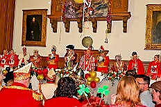 02 Prinzenfrueh Rafthaus 2026- 02-16 20  Rosenmontag 2026 - Es war eigentlich ein toller Tag, wenn nur das Wetter mitgespielt hätte. Beim Wecken von Prinz Toni I. vor dem WYNDHAM Hotel Duisburger Hof war es schon recht ungemütlich. Danach dann ein paar warme Stunden in unserem Rat, beim Prinzenwecken mit OB Sören Link. Pünktlich zum Start des Rosenmontagszugs geht es los mit dem Regen, bis auf kurze Momente hielt er an bis zum Ende des Zuges. Nachdem sich Alle im König Pilsener Festzelt auf gewärmt hatten, kamen auf der Bühne die Verabschiedung von uns, der Kinderprinzencrew 2026, und Prinz Toni I. : DVPJ, Toni I, Kinderprinz Juls I., Juls I., Prinzessin, Aileen I., Prinzessin Aileen I., HDK, Duisburg, Karneval, Helau, Tollität, Event, Session 2025, Session 2026, Hauptausschuss, Gemeinschaft, Hauptausschuss Karneval Duisburg, Duisburg ist echt