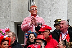 03 Rosenmontagzug 2026- 02-16 02  Rosenmontag 2026 - Es war eigentlich ein toller Tag, wenn nur das Wetter mitgespielt hätte. Beim Wecken von Prinz Toni I. vor dem WYNDHAM Hotel Duisburger Hof war es schon recht ungemütlich. Danach dann ein paar warme Stunden in unserem Rat, beim Prinzenwecken mit OB Sören Link. Pünktlich zum Start des Rosenmontagszugs geht es los mit dem Regen, bis auf kurze Momente hielt er an bis zum Ende des Zuges. Nachdem sich Alle im König Pilsener Festzelt auf gewärmt hatten, kamen auf der Bühne die Verabschiedung von uns, der Kinderprinzencrew 2026, und Prinz Toni I. : DVPJ, Toni I, Kinderprinz Juls I., Juls I., Prinzessin, Aileen I., Prinzessin Aileen I., HDK, Duisburg, Karneval, Helau, Tollität, Event, Session 2025, Session 2026, Hauptausschuss, Gemeinschaft, Hauptausschuss Karneval Duisburg, Duisburg ist echt