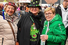 03 Rosenmontagzug 2026- 02-16 03  Rosenmontag 2026 - Es war eigentlich ein toller Tag, wenn nur das Wetter mitgespielt hätte. Beim Wecken von Prinz Toni I. vor dem WYNDHAM Hotel Duisburger Hof war es schon recht ungemütlich. Danach dann ein paar warme Stunden in unserem Rat, beim Prinzenwecken mit OB Sören Link. Pünktlich zum Start des Rosenmontagszugs geht es los mit dem Regen, bis auf kurze Momente hielt er an bis zum Ende des Zuges. Nachdem sich Alle im König Pilsener Festzelt auf gewärmt hatten, kamen auf der Bühne die Verabschiedung von uns, der Kinderprinzencrew 2026, und Prinz Toni I. : DVPJ, Toni I, Kinderprinz Juls I., Juls I., Prinzessin, Aileen I., Prinzessin Aileen I., HDK, Duisburg, Karneval, Helau, Tollität, Event, Session 2025, Session 2026, Hauptausschuss, Gemeinschaft, Hauptausschuss Karneval Duisburg, Duisburg ist echt